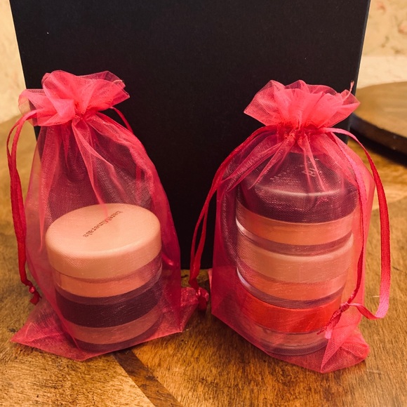 Blush/Face Powder by Bare Minerals. - Picture 2 of 5